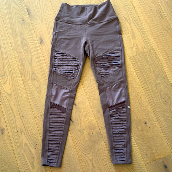 Alo Yoga motto leggings. - Picture 1 of 2